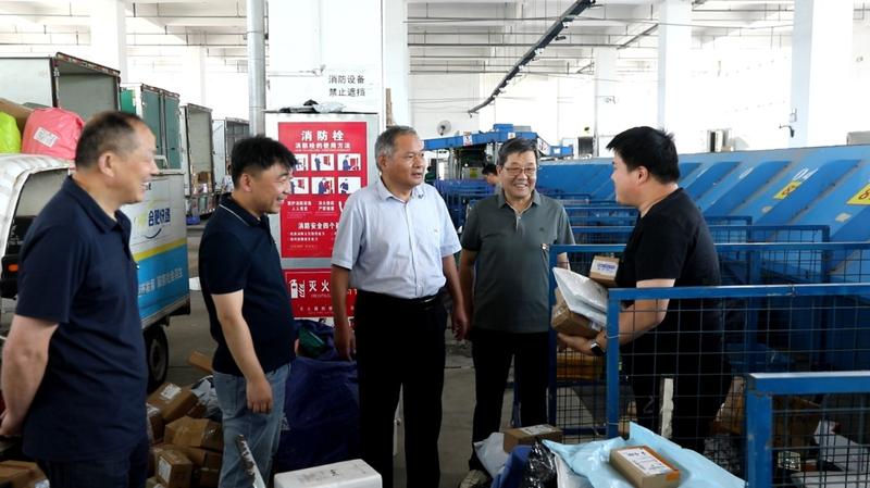 庐江县新业态新就业群体党建工作指导站工作人员深入企业调研(钱良好 摄)