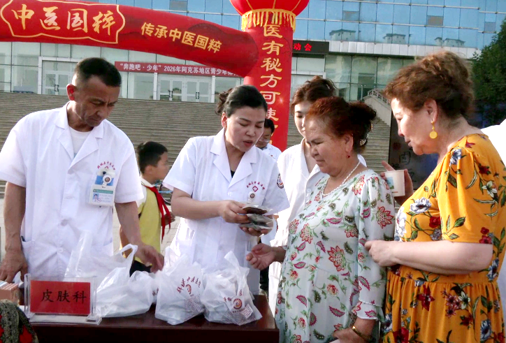 医护团队为居民答疑解惑(高娇娇 摄)