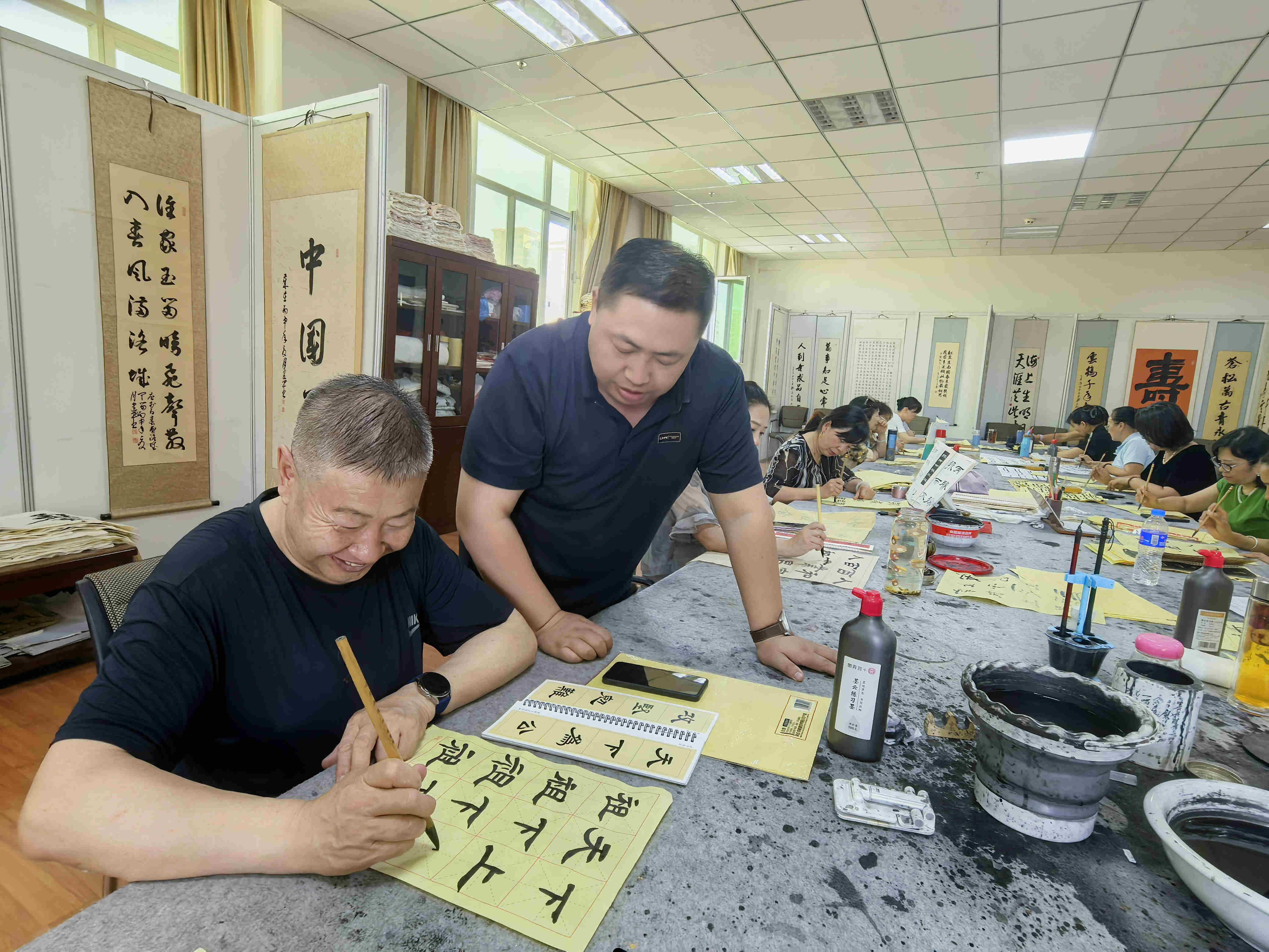 墨香四溢的书法课堂(李蓉 摄)