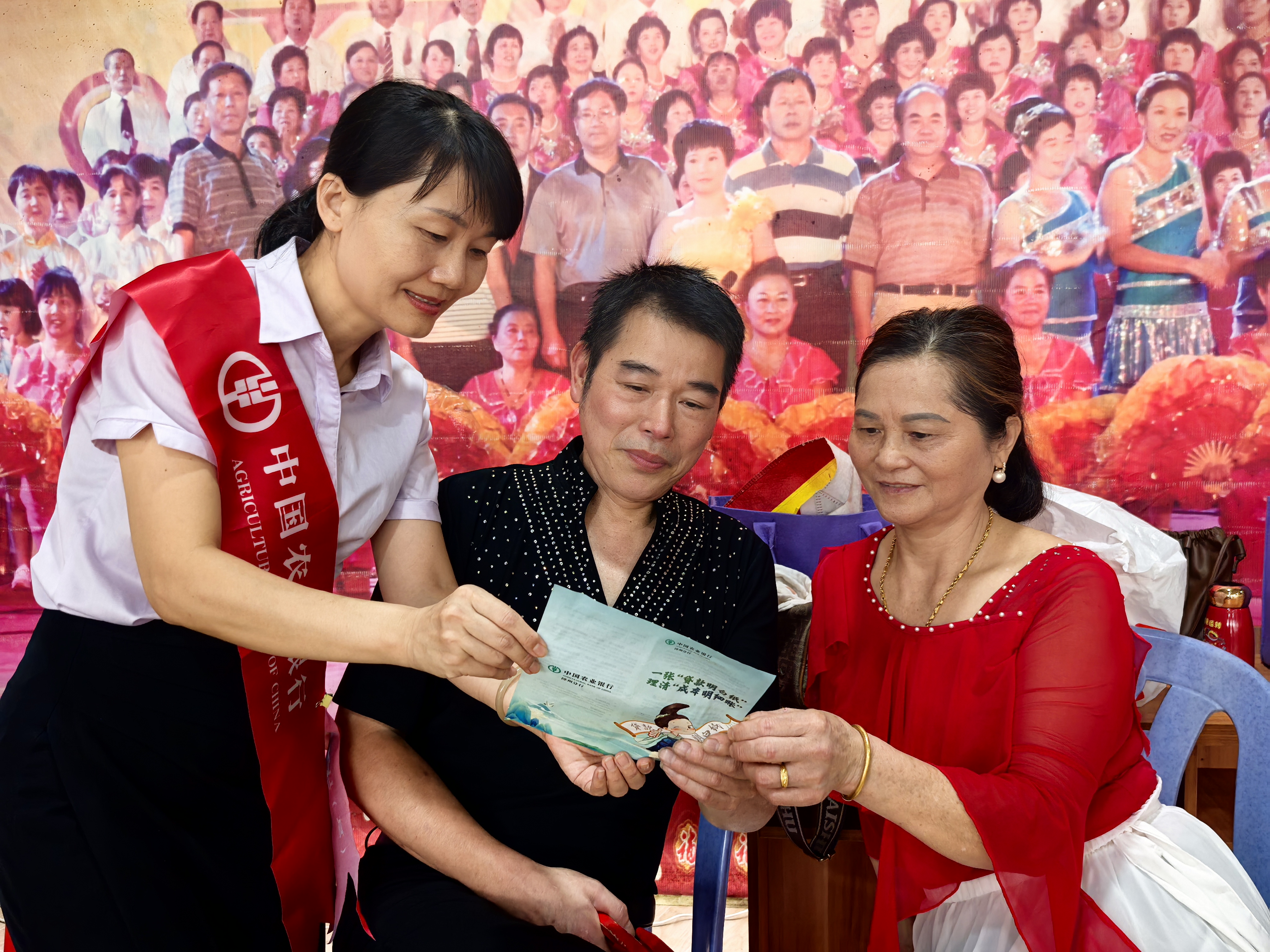 工作人员在老年大学开展金融宣教活动 (李婷婷 摄)
