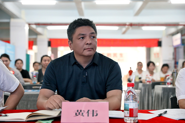 临高县民政局主任黄伟(陈奇巧 摄)