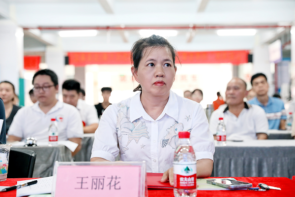 临高县民政局三级主任科员王丽花(陈奇巧 摄)