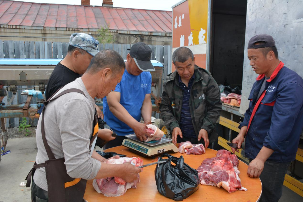 猪肉分装(岳文杰 摄)