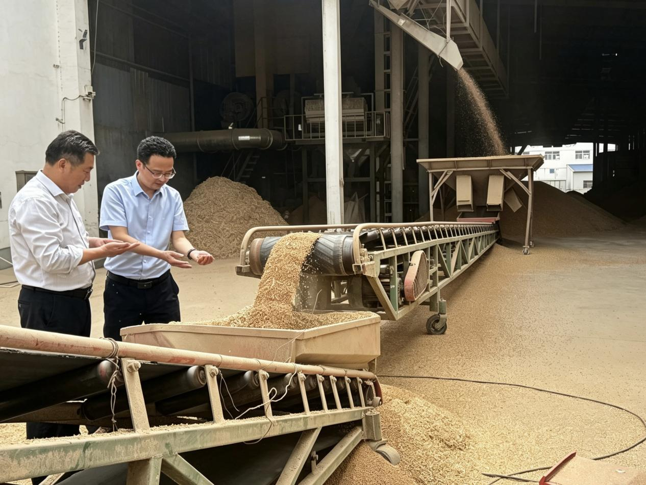 东至农商银行工作人员走访粮食经营主体 (吴斌 摄)