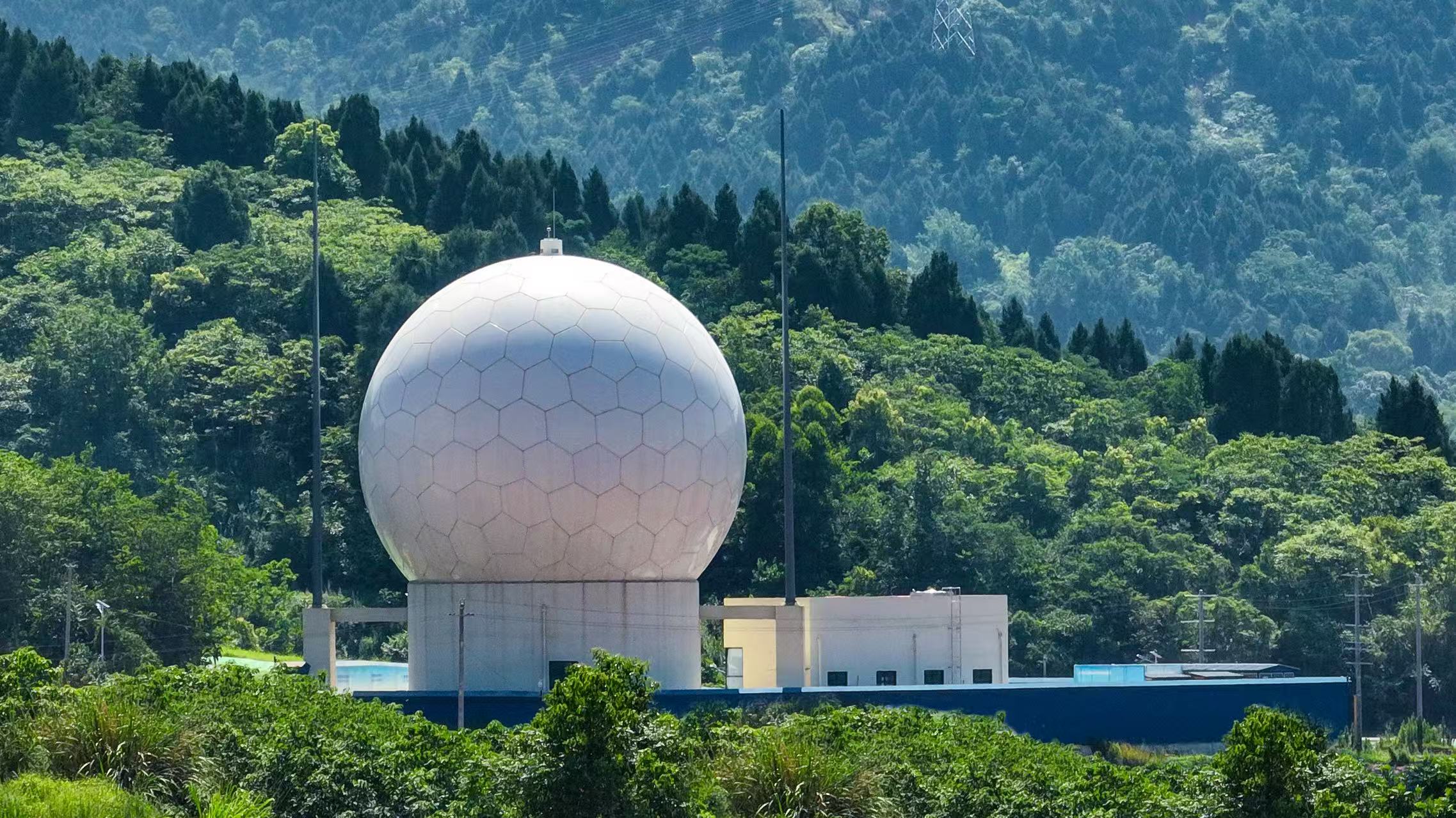 地面卫星接收站(翁光建 摄)