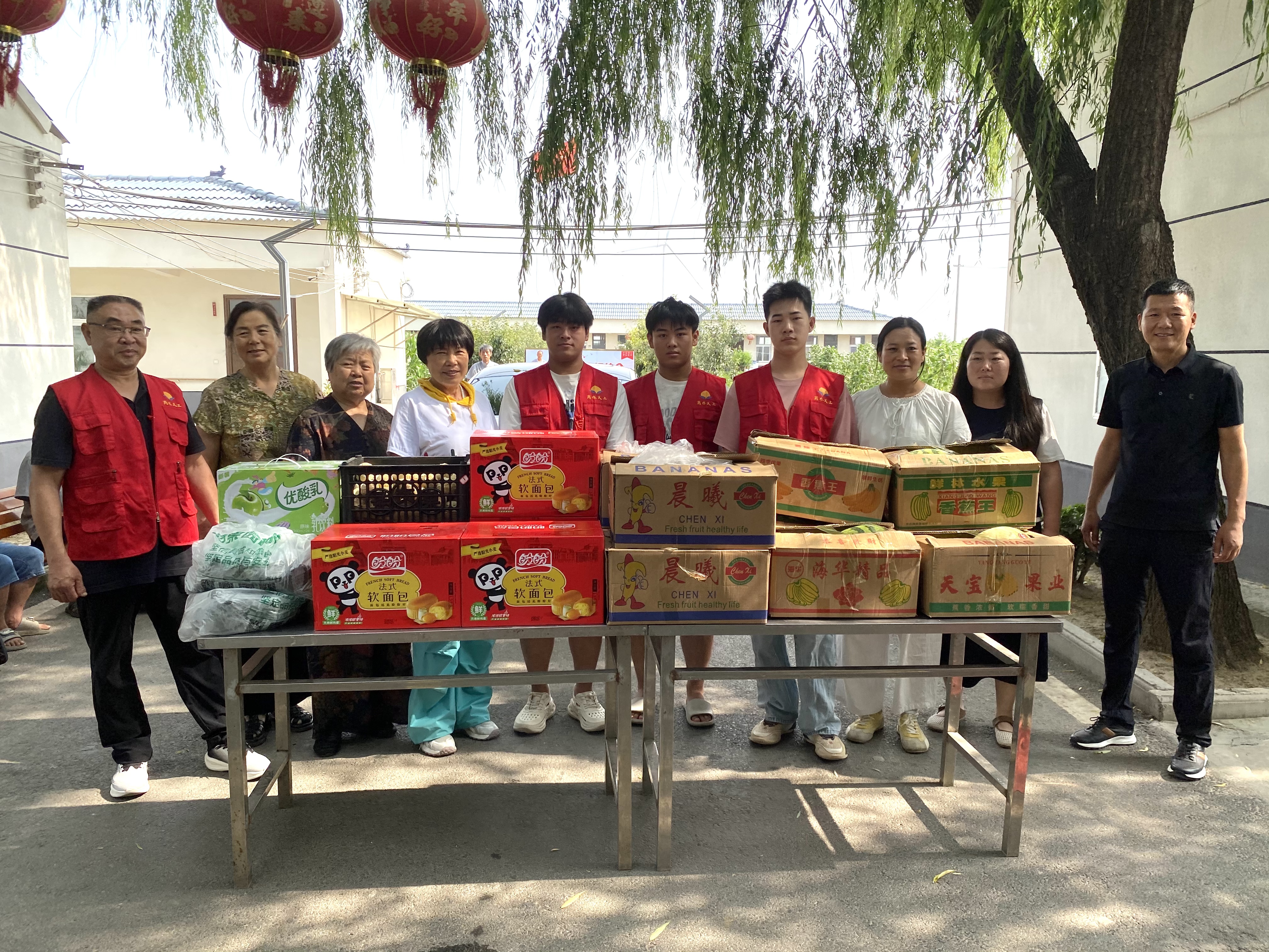 爱心志愿者与平店乡敬老院工作人员合影留念(赵永昌 摄)