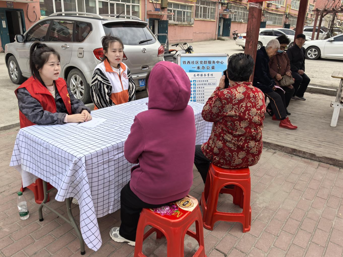 铁西社区“一米办公桌”(翟翠微 摄)
