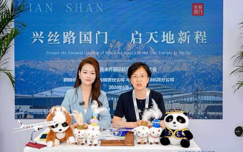 各方主播在OTA平台进行线上直播营销推介。(张倩 摄)