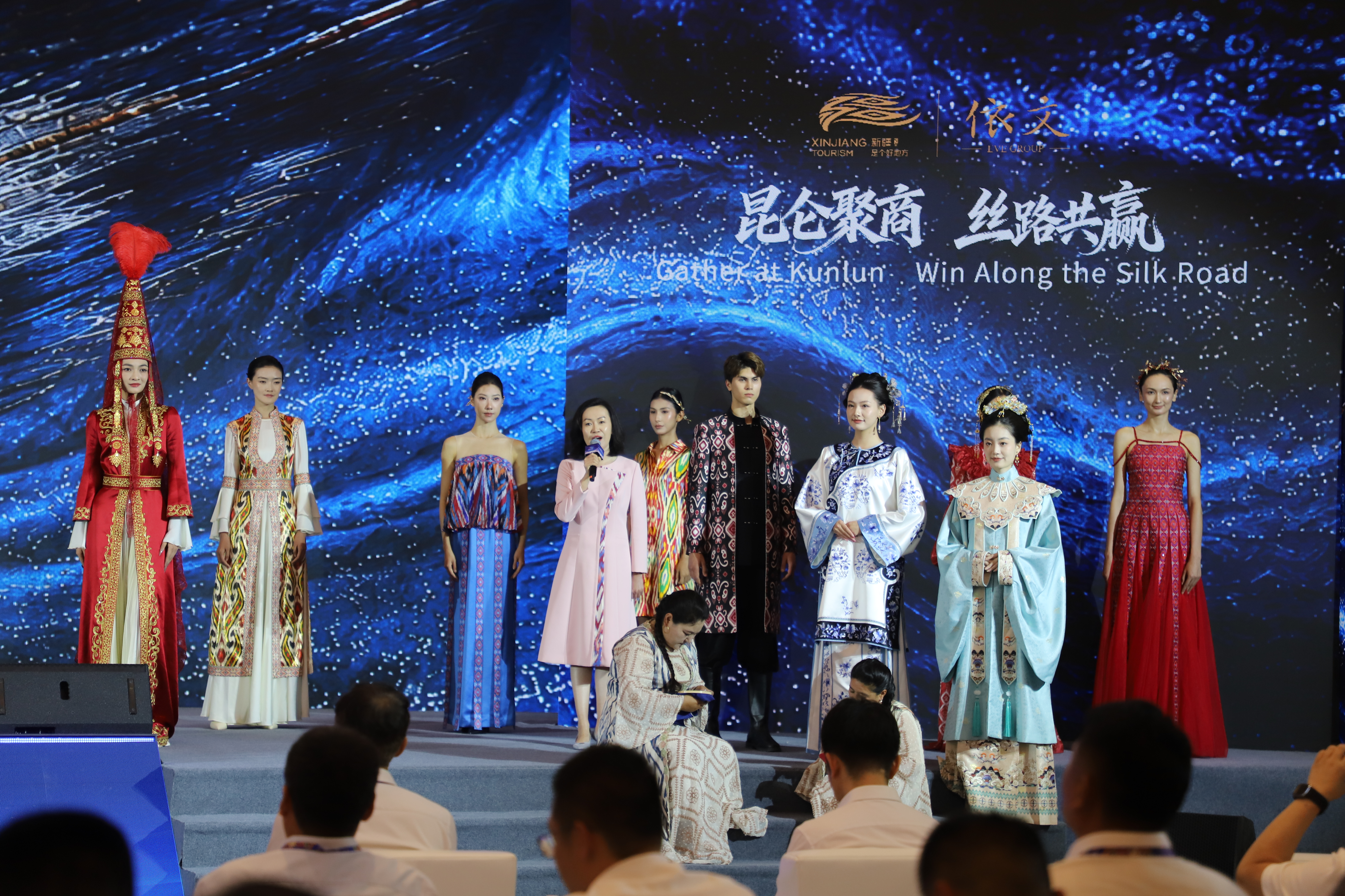 《绣梦中国·丝路霓裳》T台秀现场(丁安 摄)