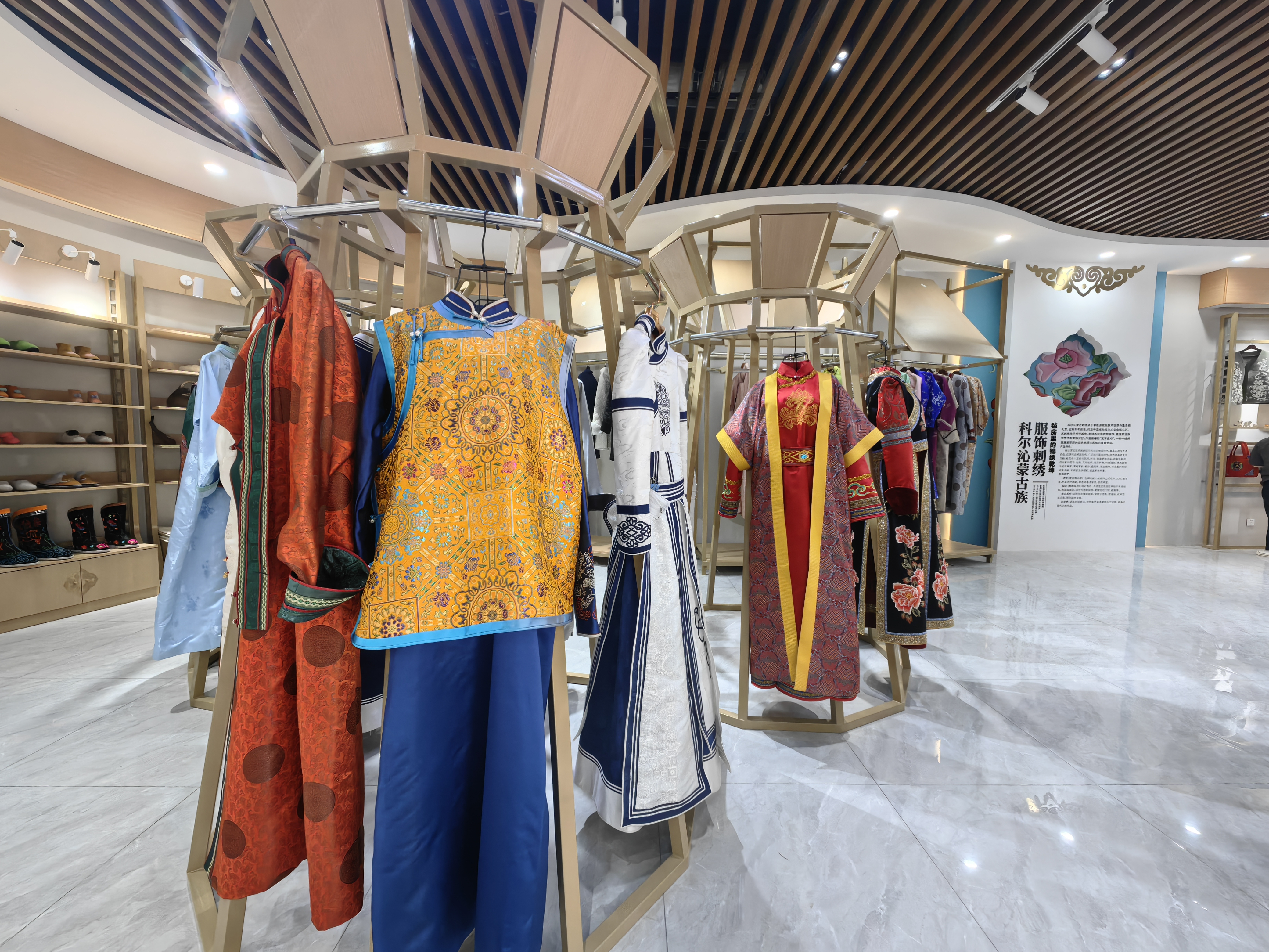 馆内展销的民族服饰 (宫立灵 摄)