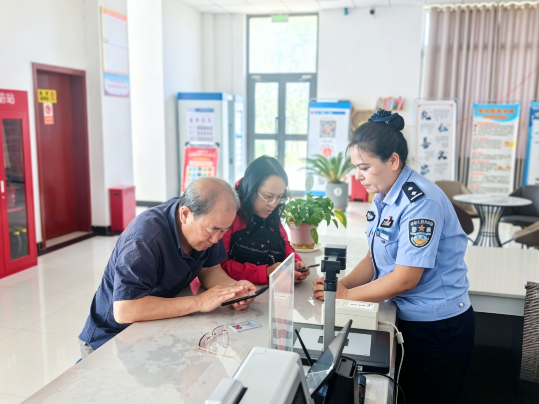 民辅警协助游客快速完成通行证申领手续(许成 摄)