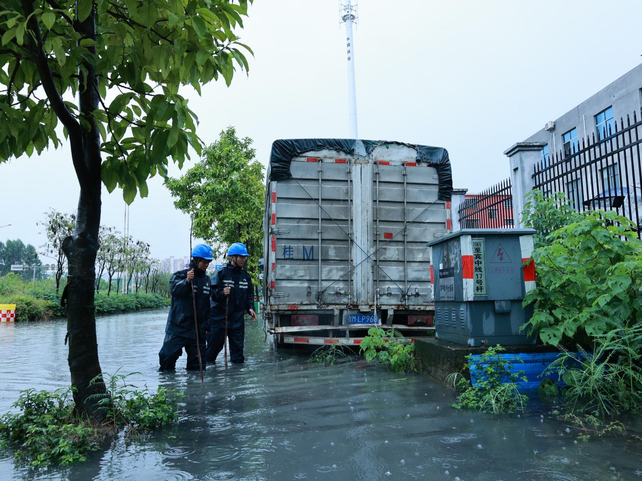 南宁宾阳供电局宾州供电所工作人员对县城内涝区域设备进行检查(黄爱凌 摄)