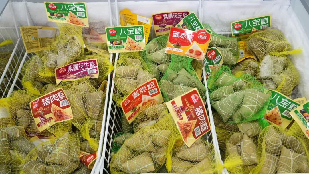 口味多样的粽子摆满货架 (帕孜丽亚·托乎尼牙孜 摄)