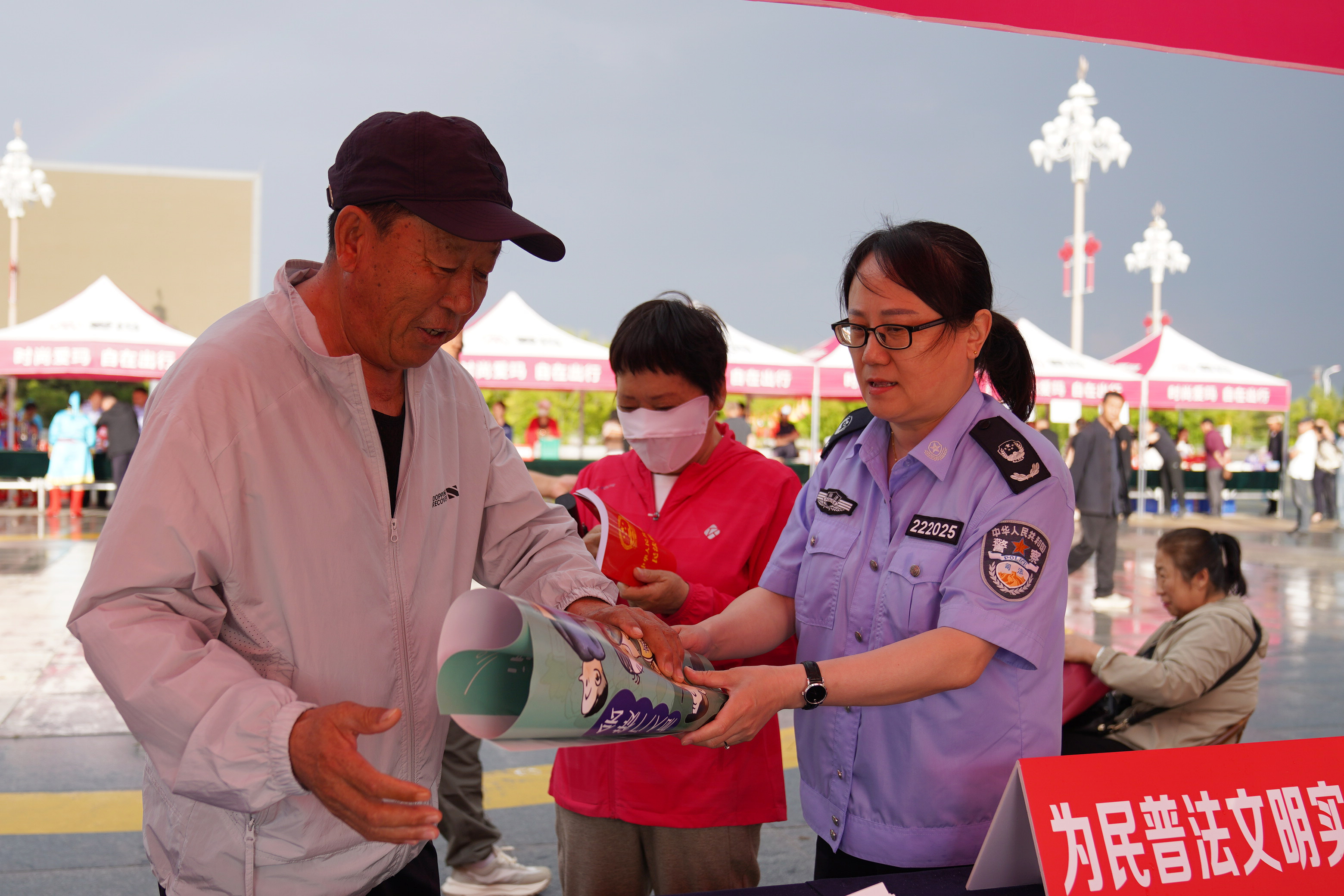 志愿者现场开展普法宣传,向群众普及法律知识。(王凯 摄)