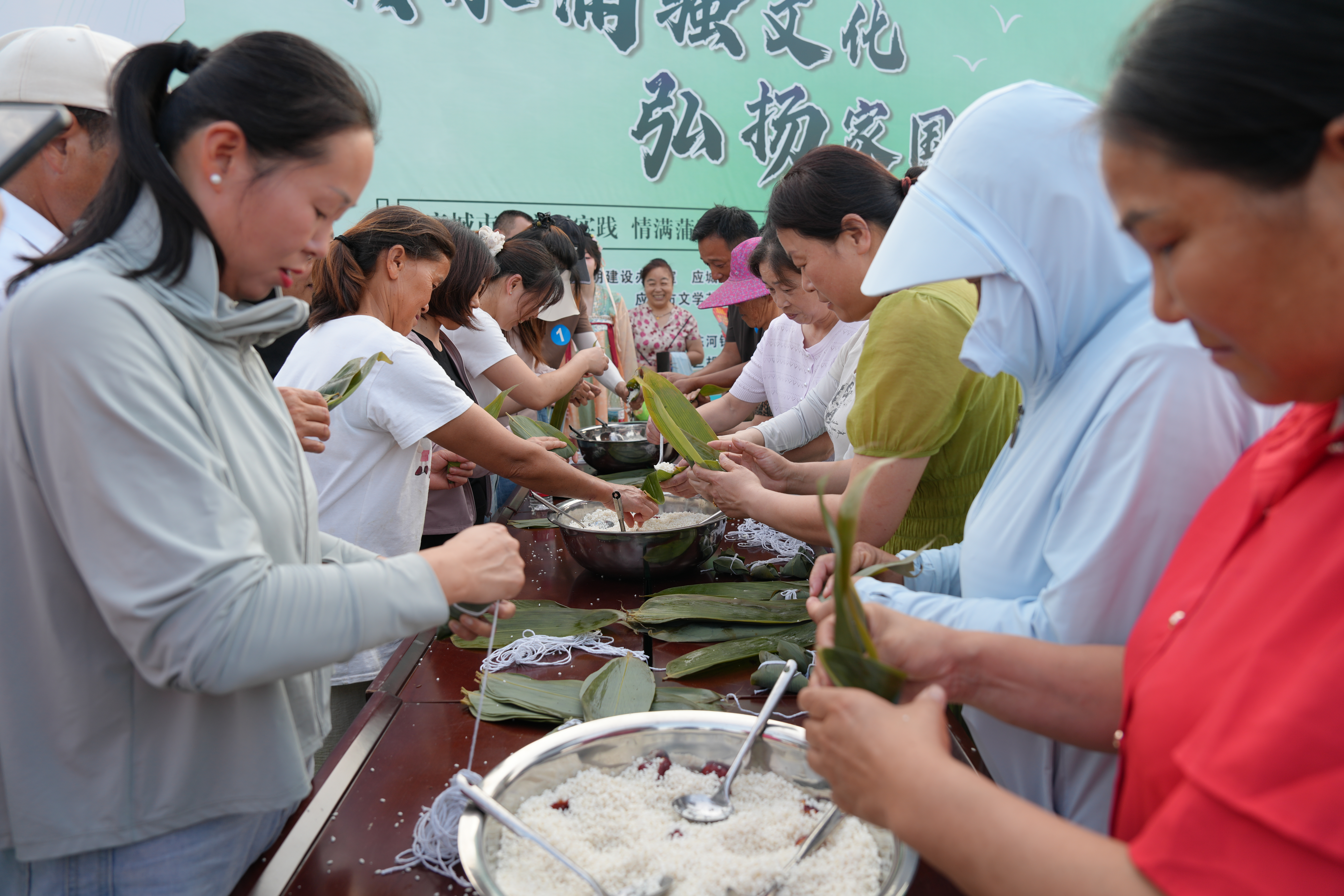 包粽子大赛 (刘佳文 摄)