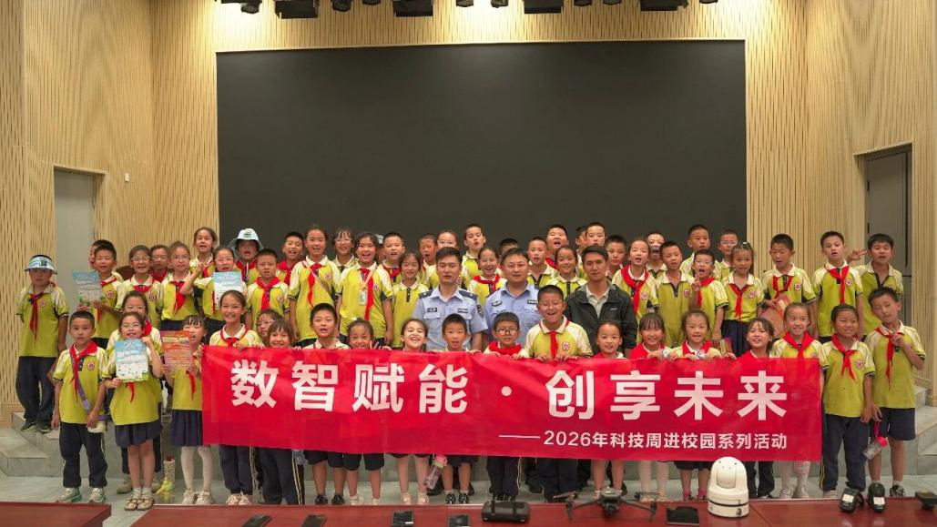 民警学生合影留念(木热地力·吐尔洪 摄)