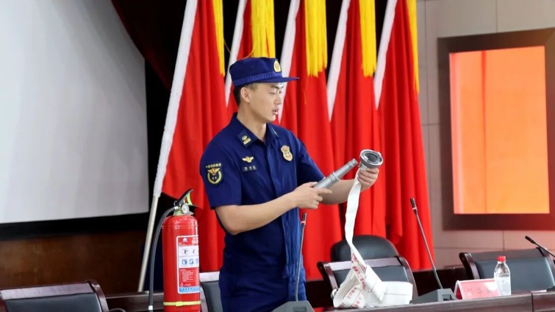 消防员讲解消防水带使用方法。(布仁巴特 摄)