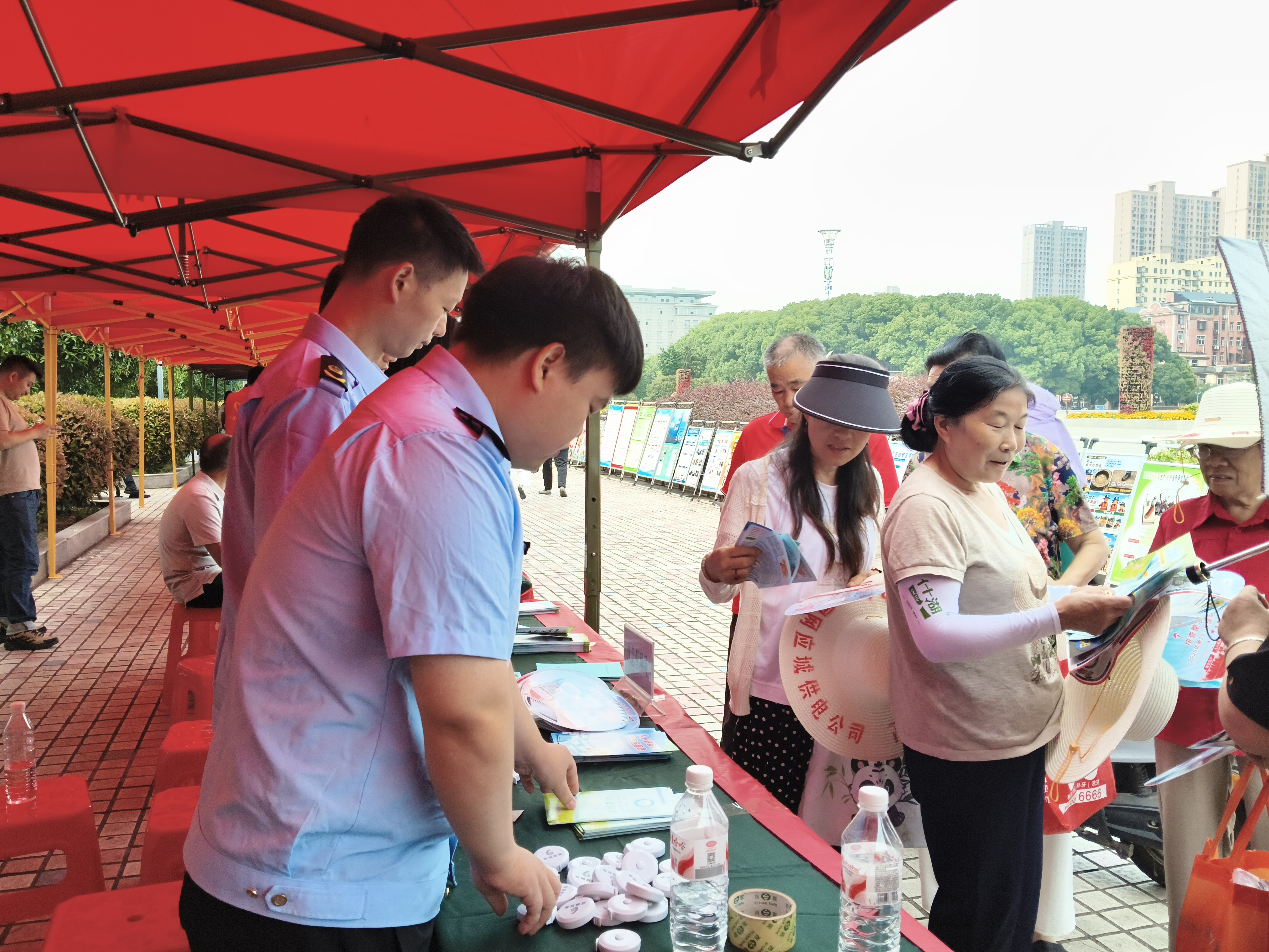 现场发放宣传资料(唐舒娅 摄)