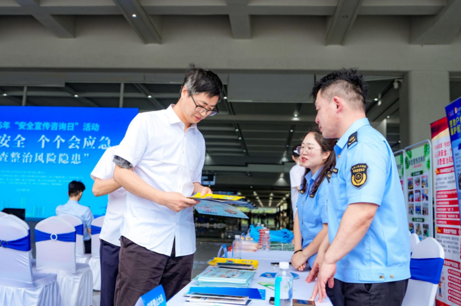 工作人员向群众普及安全生产知识(葛庆钊 摄)