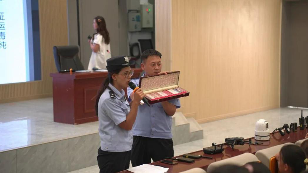 民警现场展示多款新型毒品仿真样本(钟海科 摄)