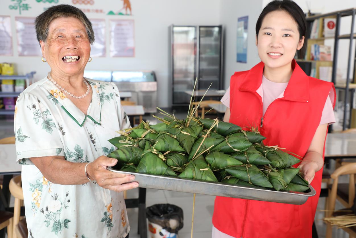 “巧手包粽·情暖食堂”活动(刘笑君 摄)