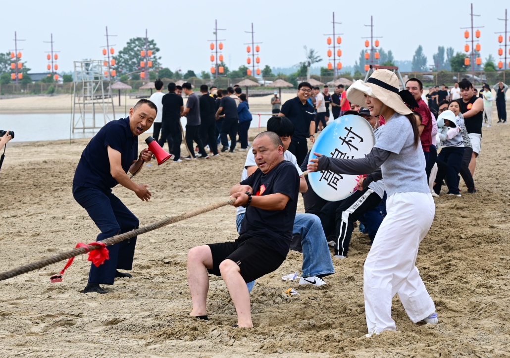 2026水上拔河赛在北村楼山湾沙滩激情开战(高刚 摄)