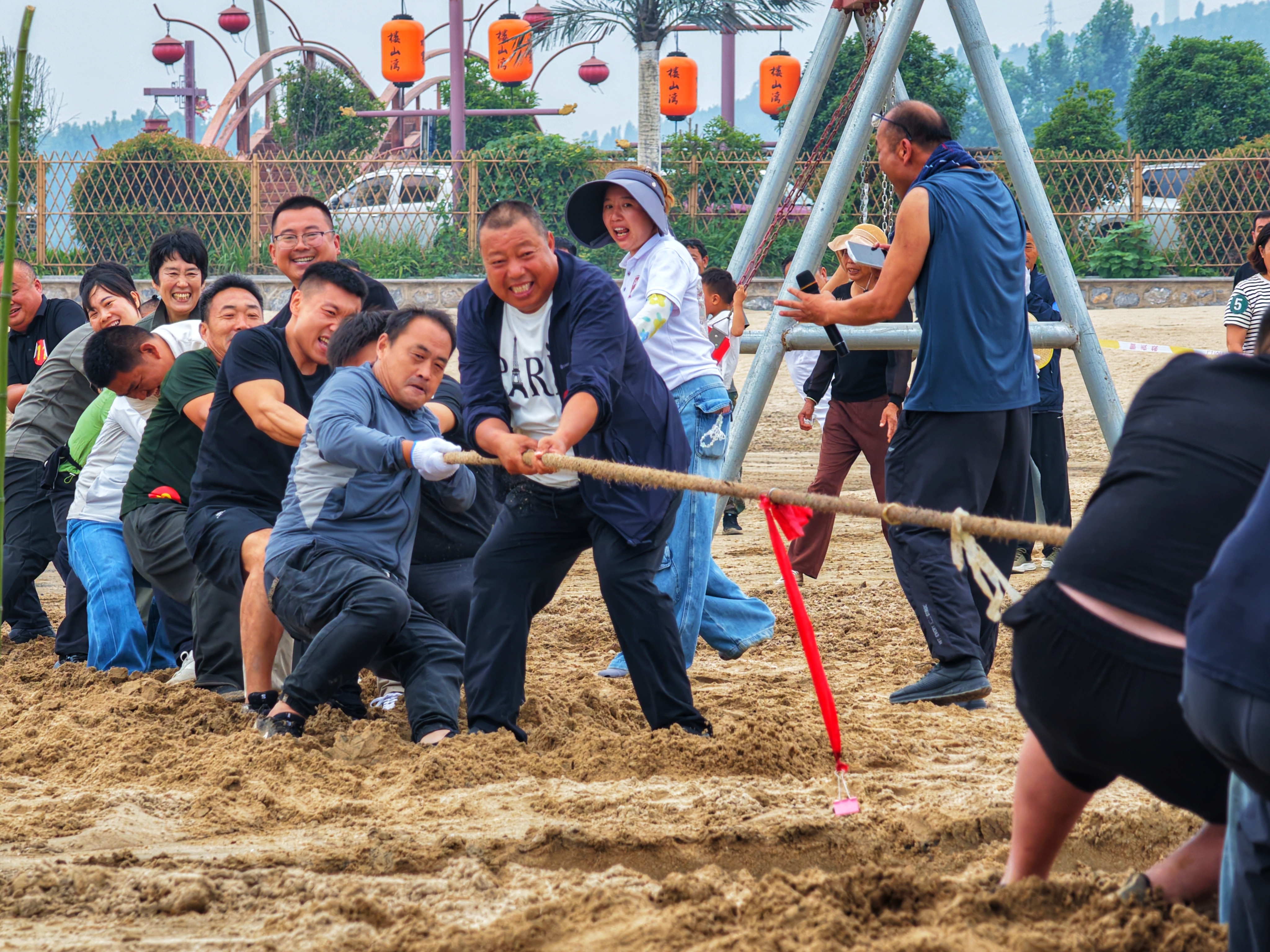 2026水上拔河赛在北村楼山湾沙滩激情开战(高刚 摄)