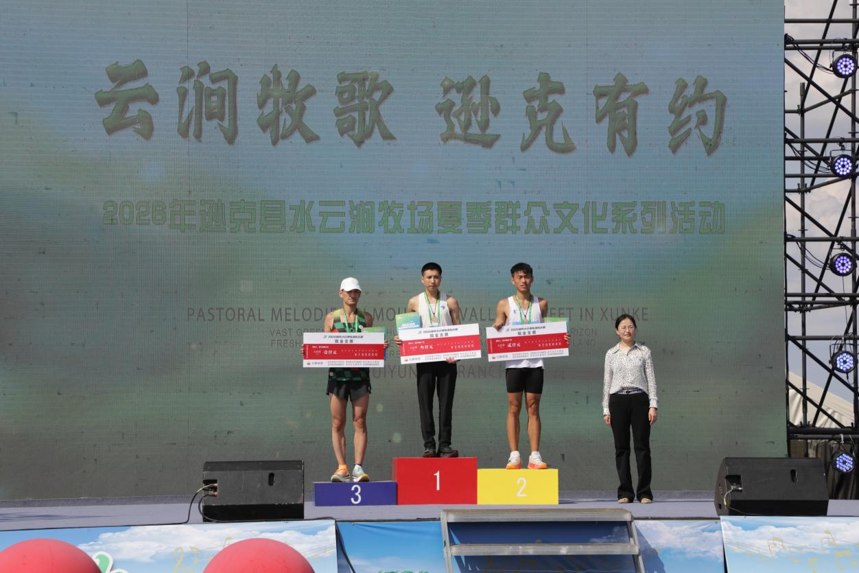 省劳模刘景喜为获奖选手颁奖(孙洪瑶 摄)