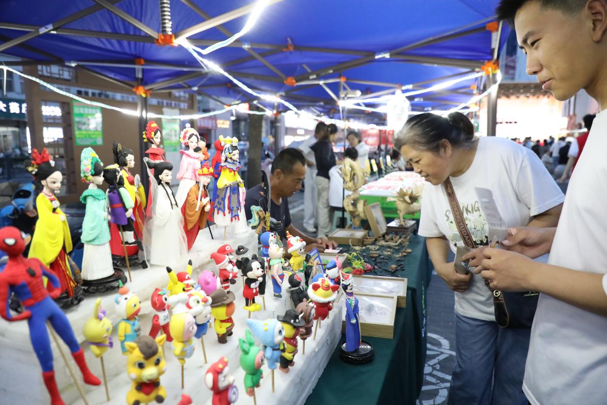群众选购特色手工艺品(王文帮 摄)