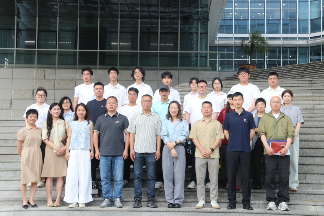 温州职业技术学院人工智能学院与龙湾区职业技术学校、龙湾区状元街道三方代表合影现场 (钟阳敏 摄)