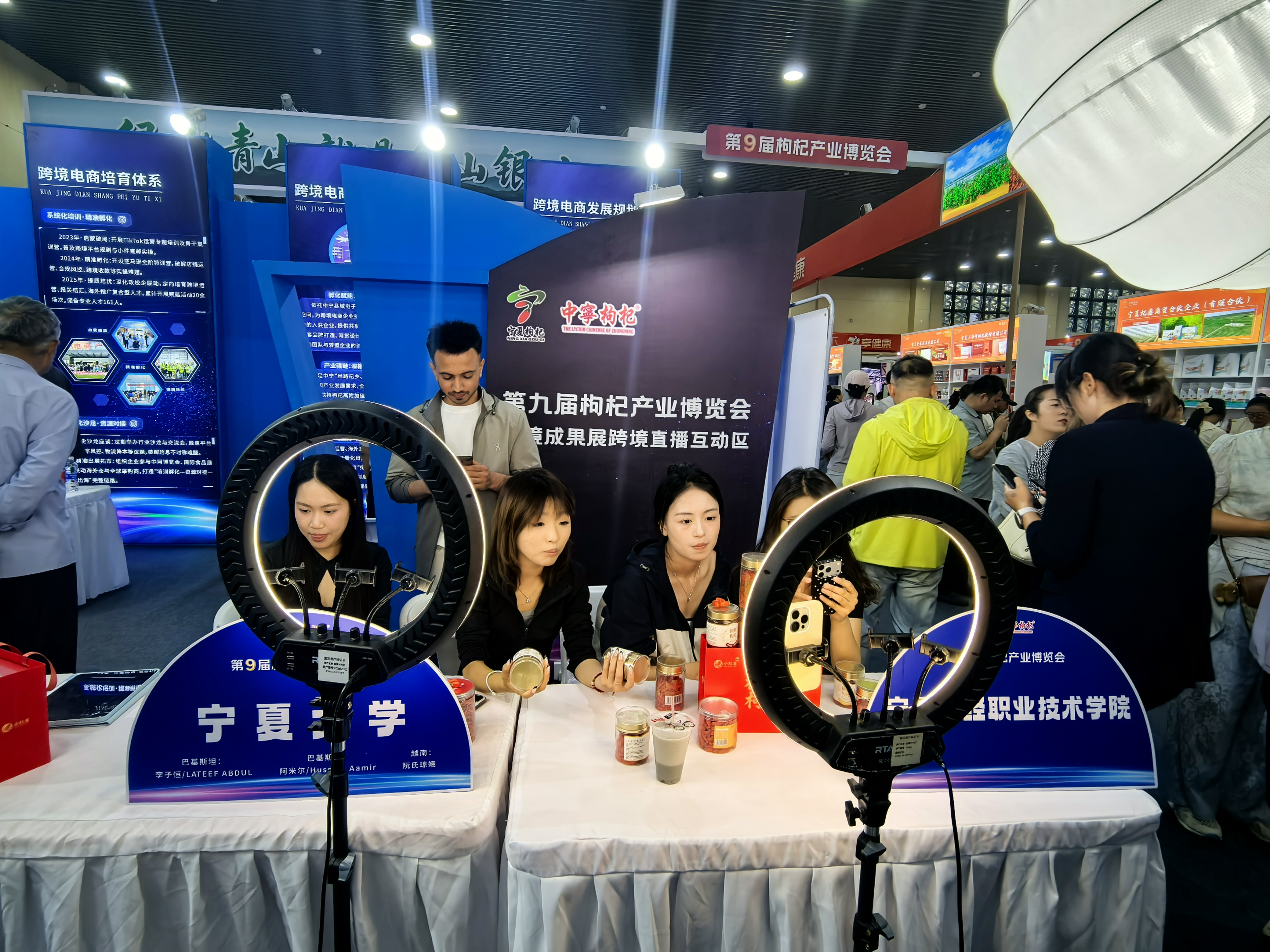 博览会现场跨境直播(吴舒睿 摄)