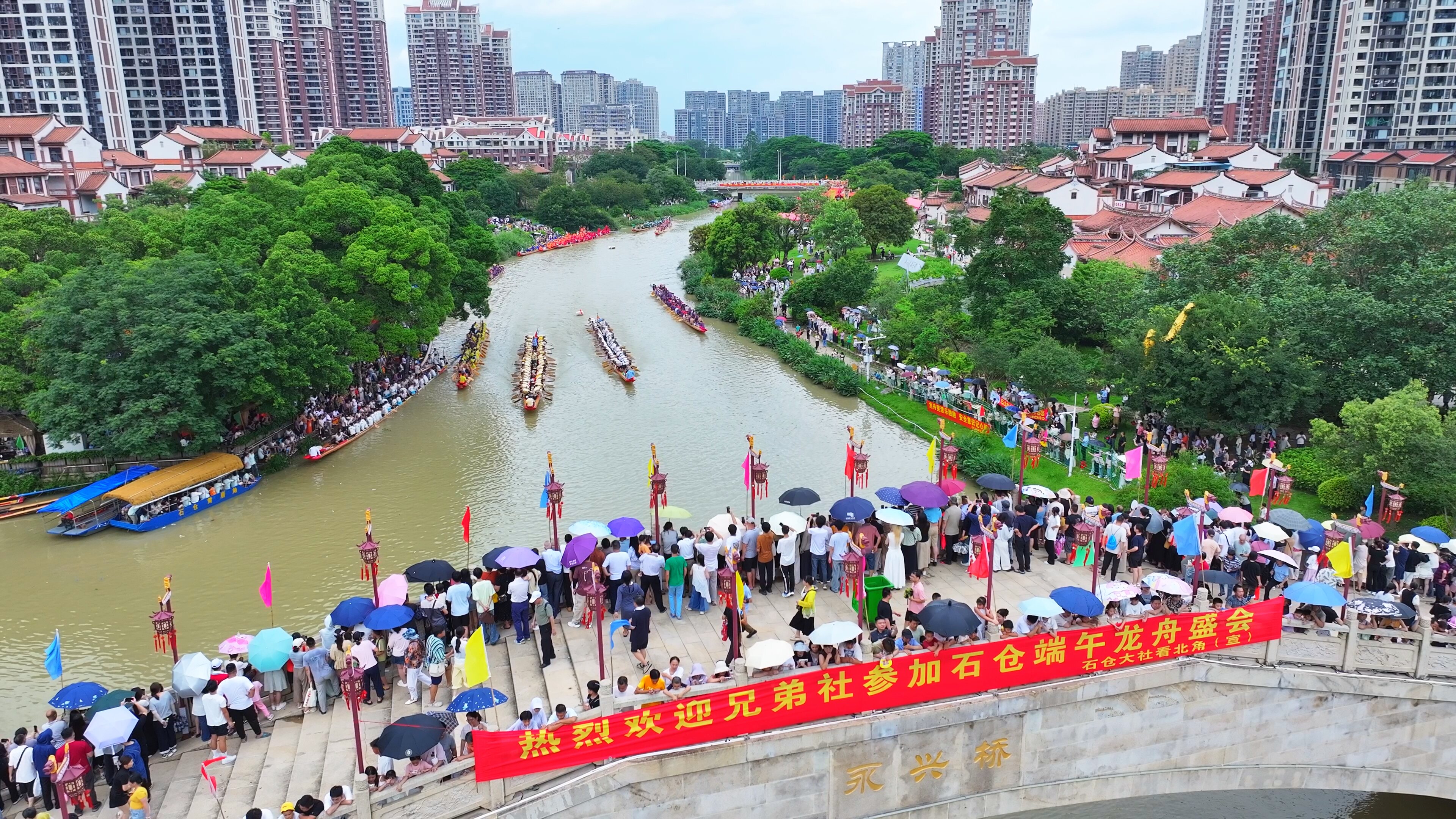 赛龙舟现场(张小惠 摄)