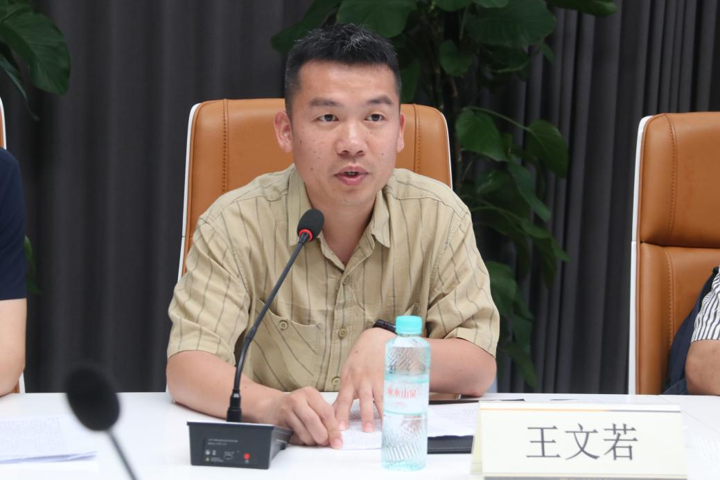 龙湾区状元街道党工委委员王文若进行专题分享现场 (钟阳敏 摄)