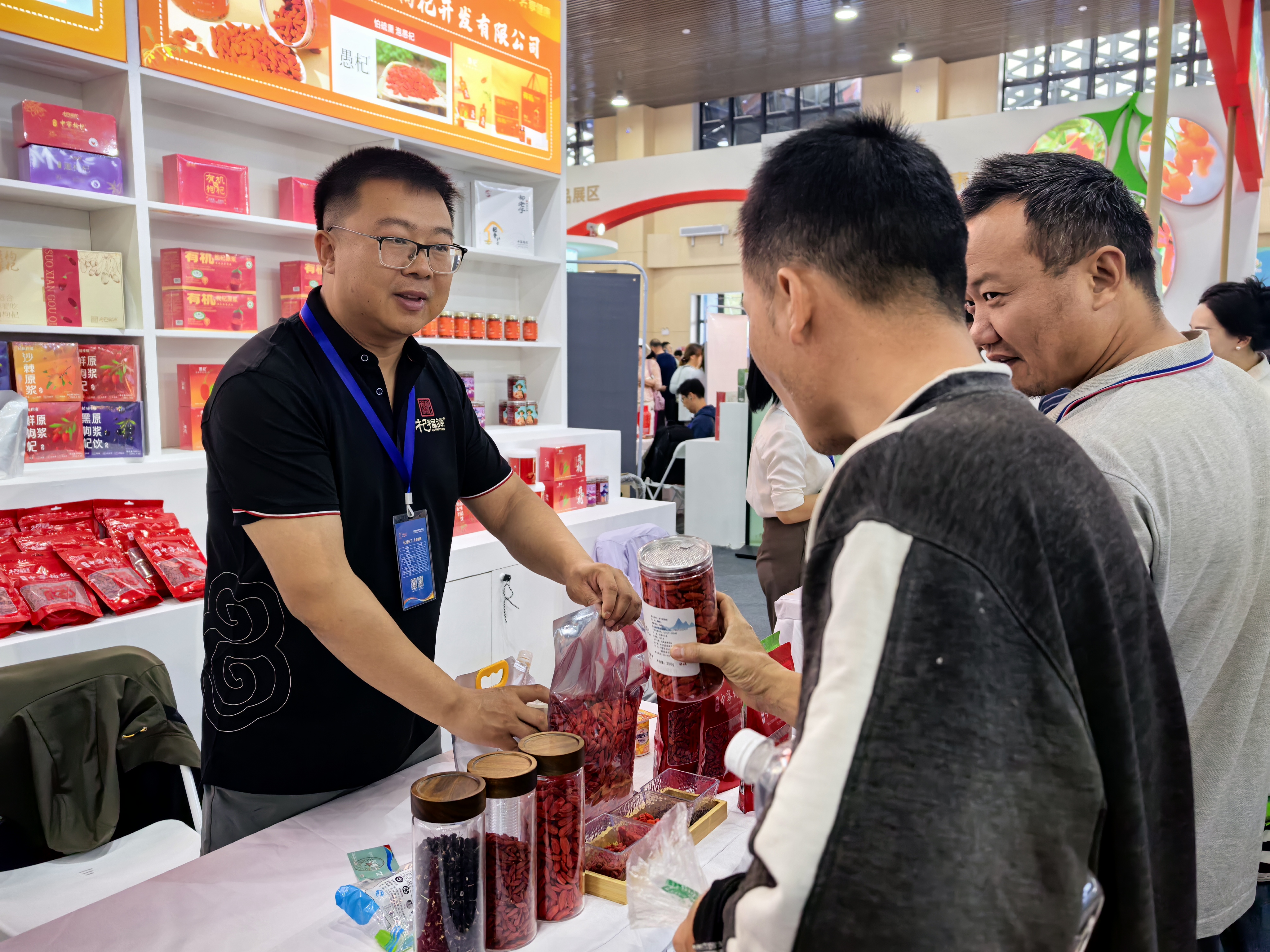 商家向顾客讲解产品(吴舒睿 摄)