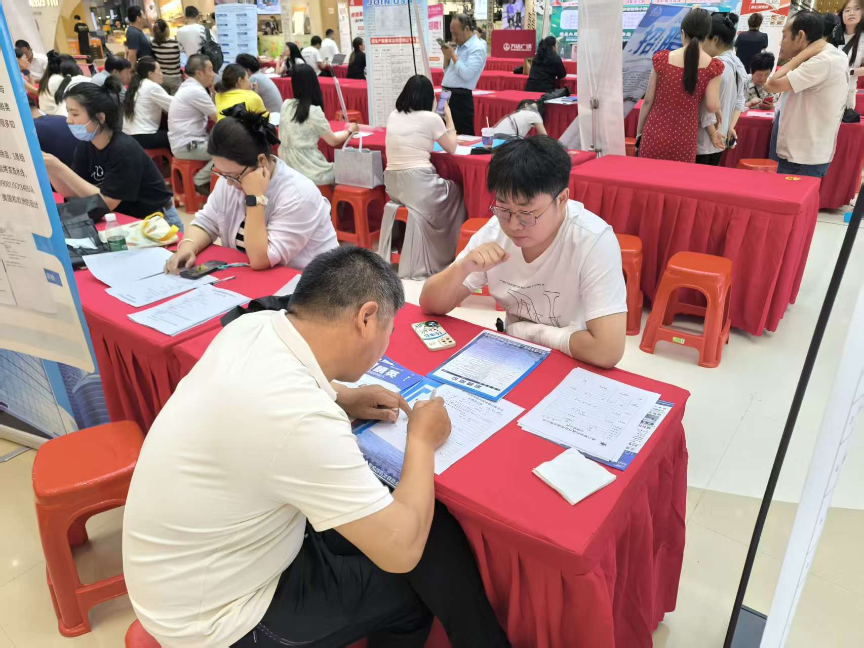 招聘会现场 (张濮蕊 摄)