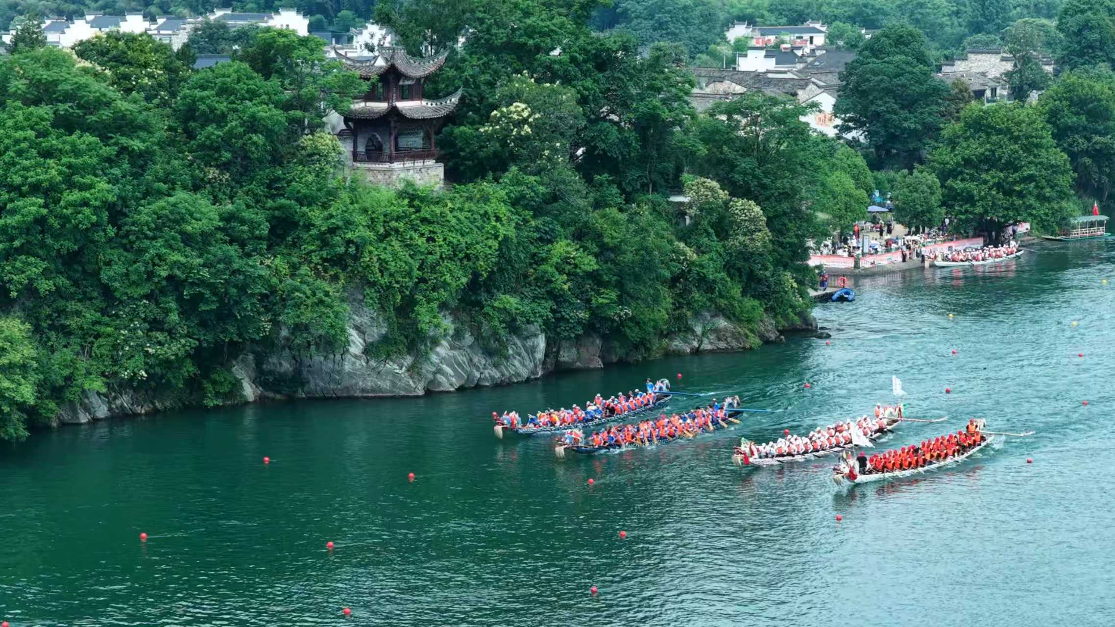 桃花潭龙舟赛现场(何储世豪 摄)