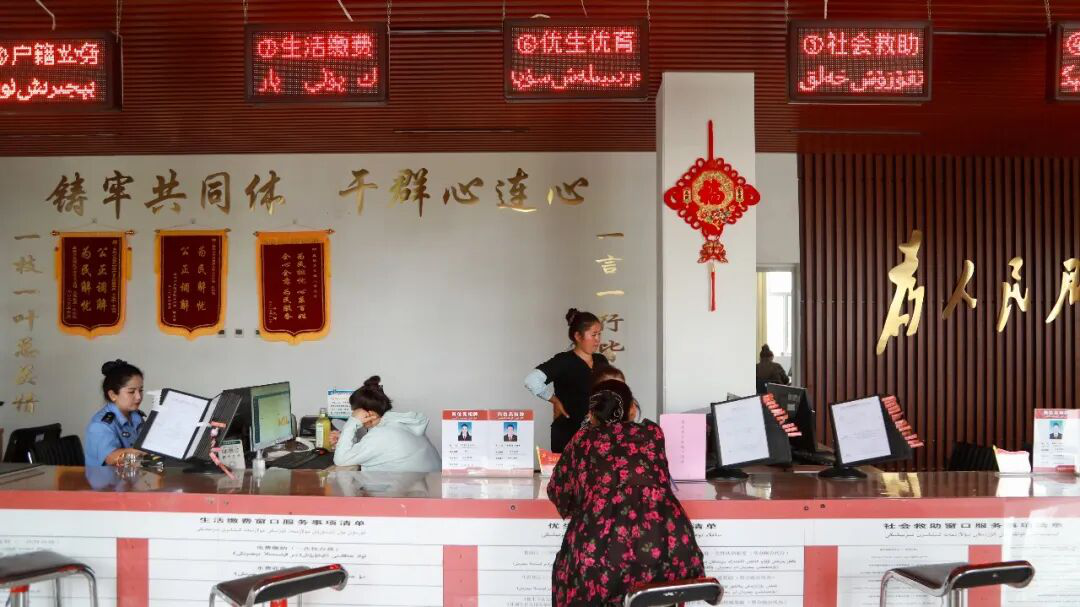 政务服务大厅设立专属服务窗口(高依然 摄)