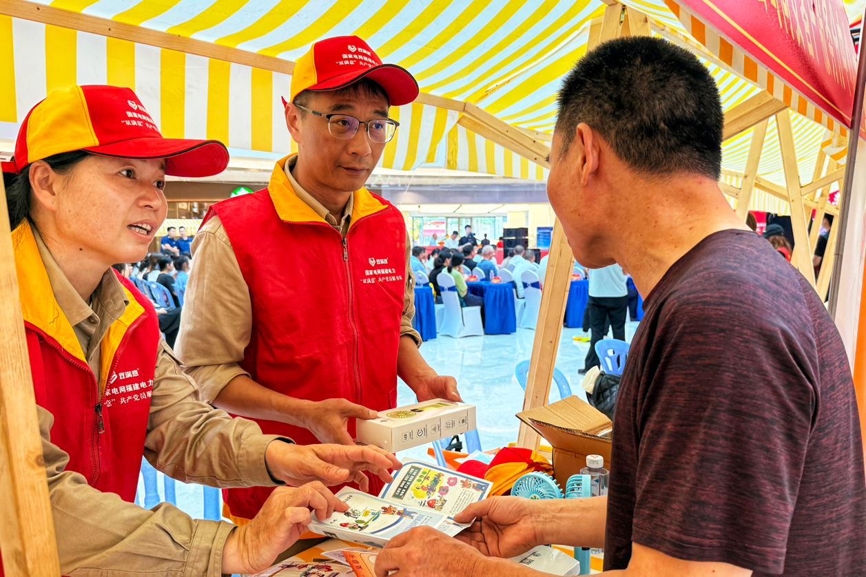 国网厦门供电公司党员服务队现场开展电力安全科普宣传 (张清波 摄)
