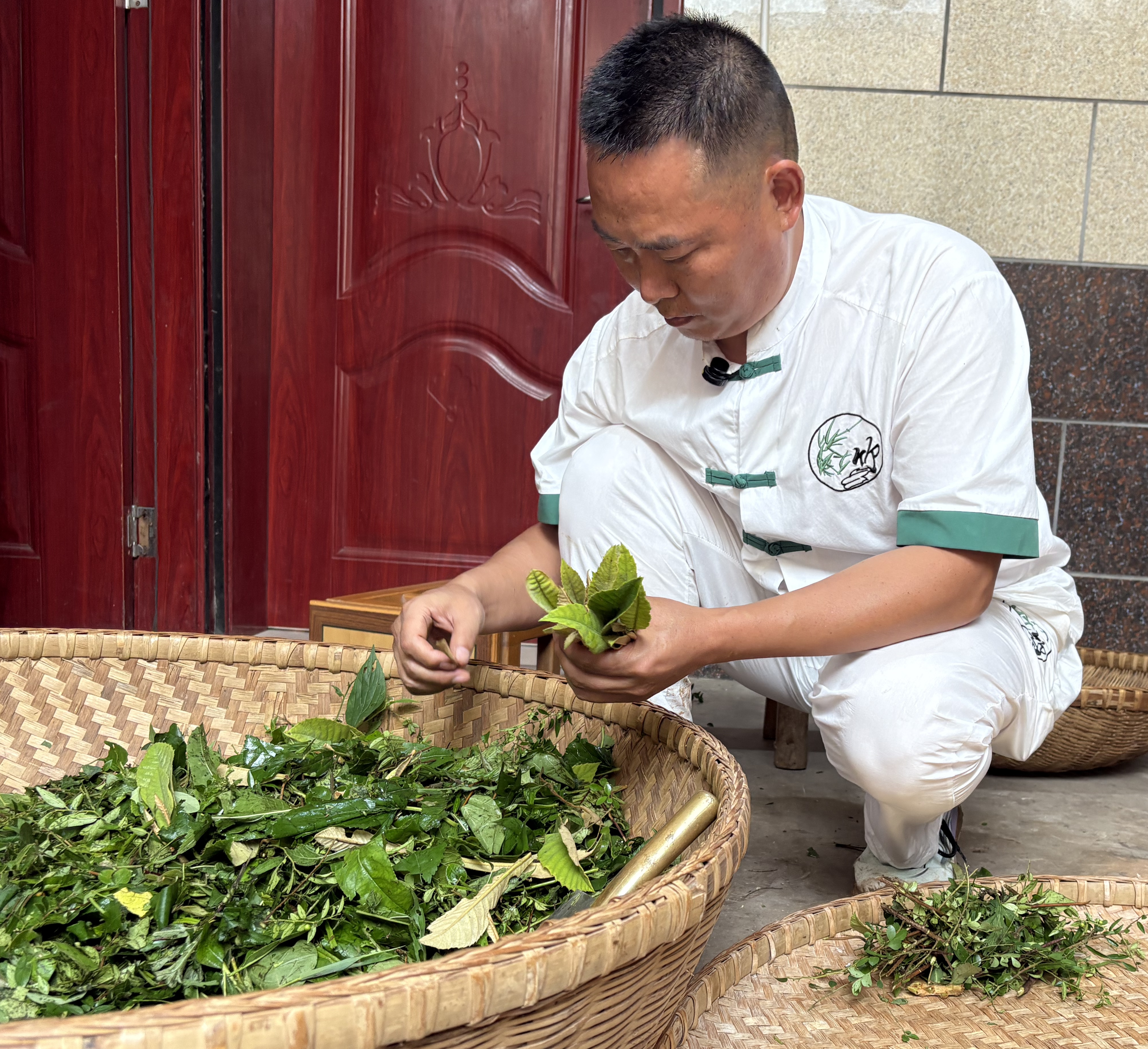 黄朝明制作茶品(刘敏 摄)