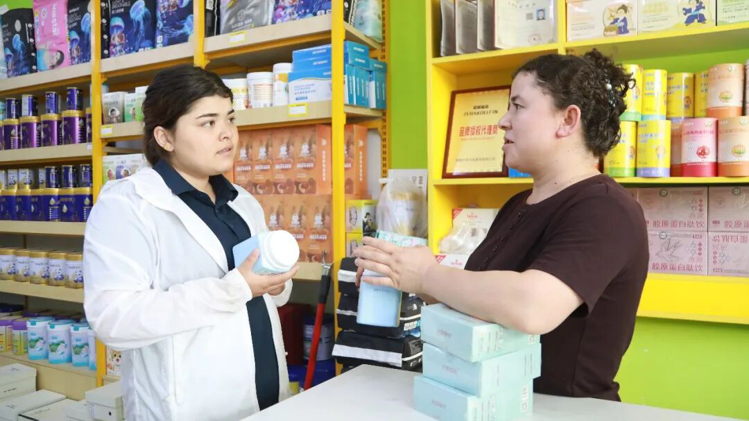 母婴店工作人员正在给顾客介绍商品(高依然 摄)