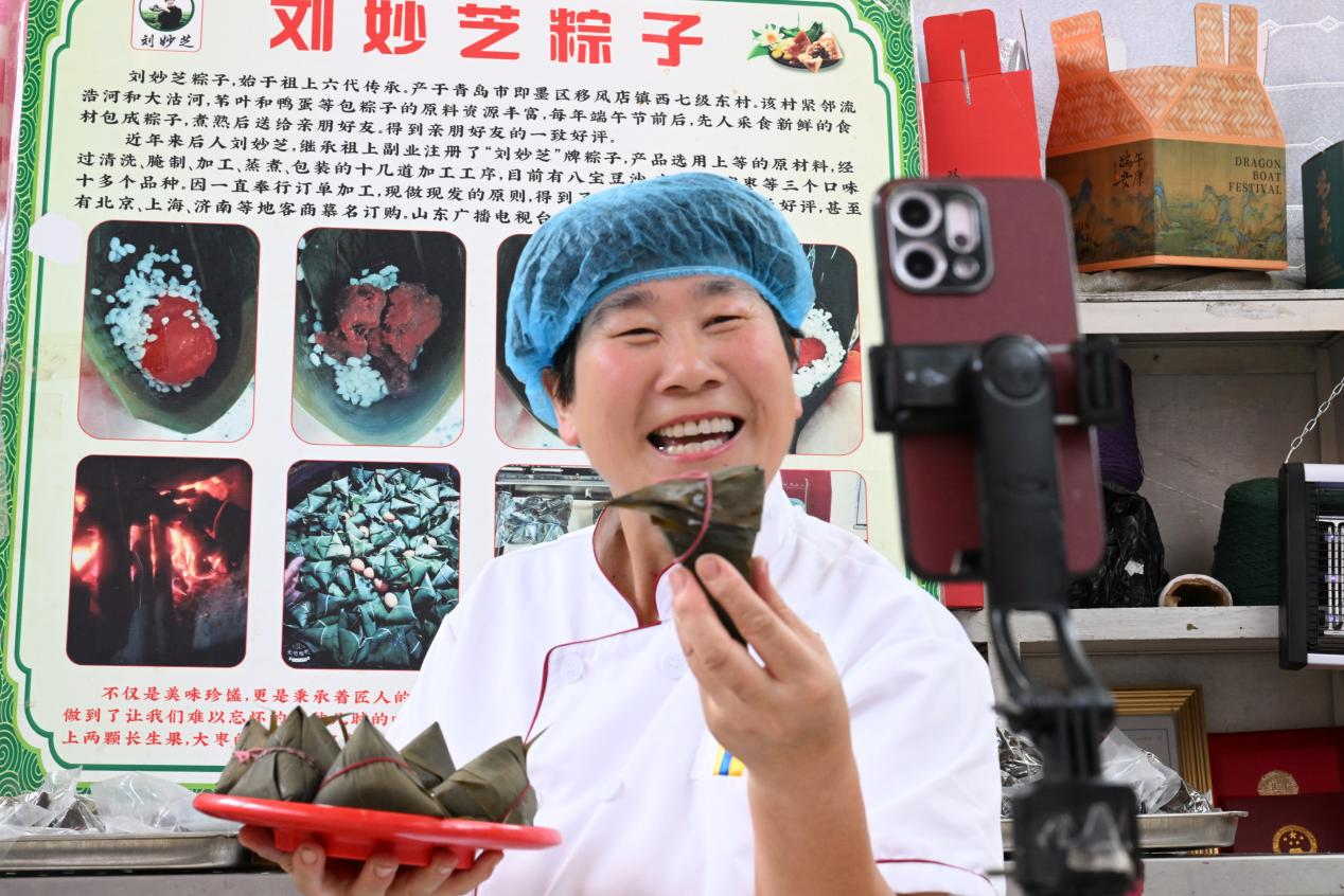 西七级东村村民在直播销售粽子 (张涛 摄)
