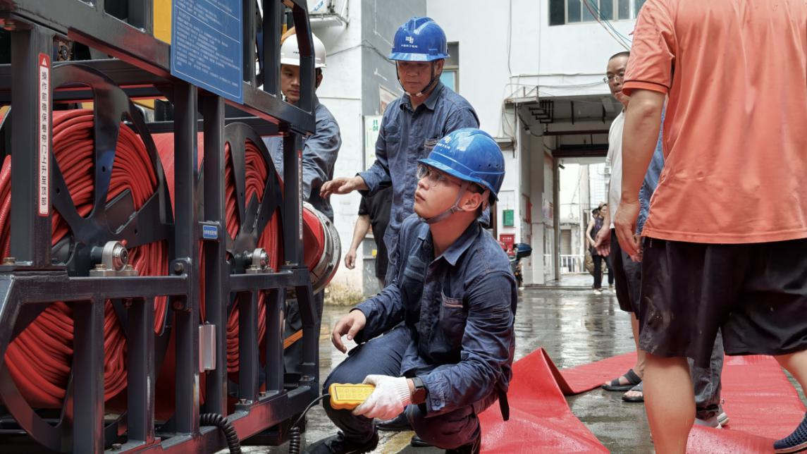 6月20日,南方电网广西新电力集团巴马供电公司调配排涝车,与政府部门一起协作,对福满地商场地下停车场进行排涝抽水。(班华席 摄)