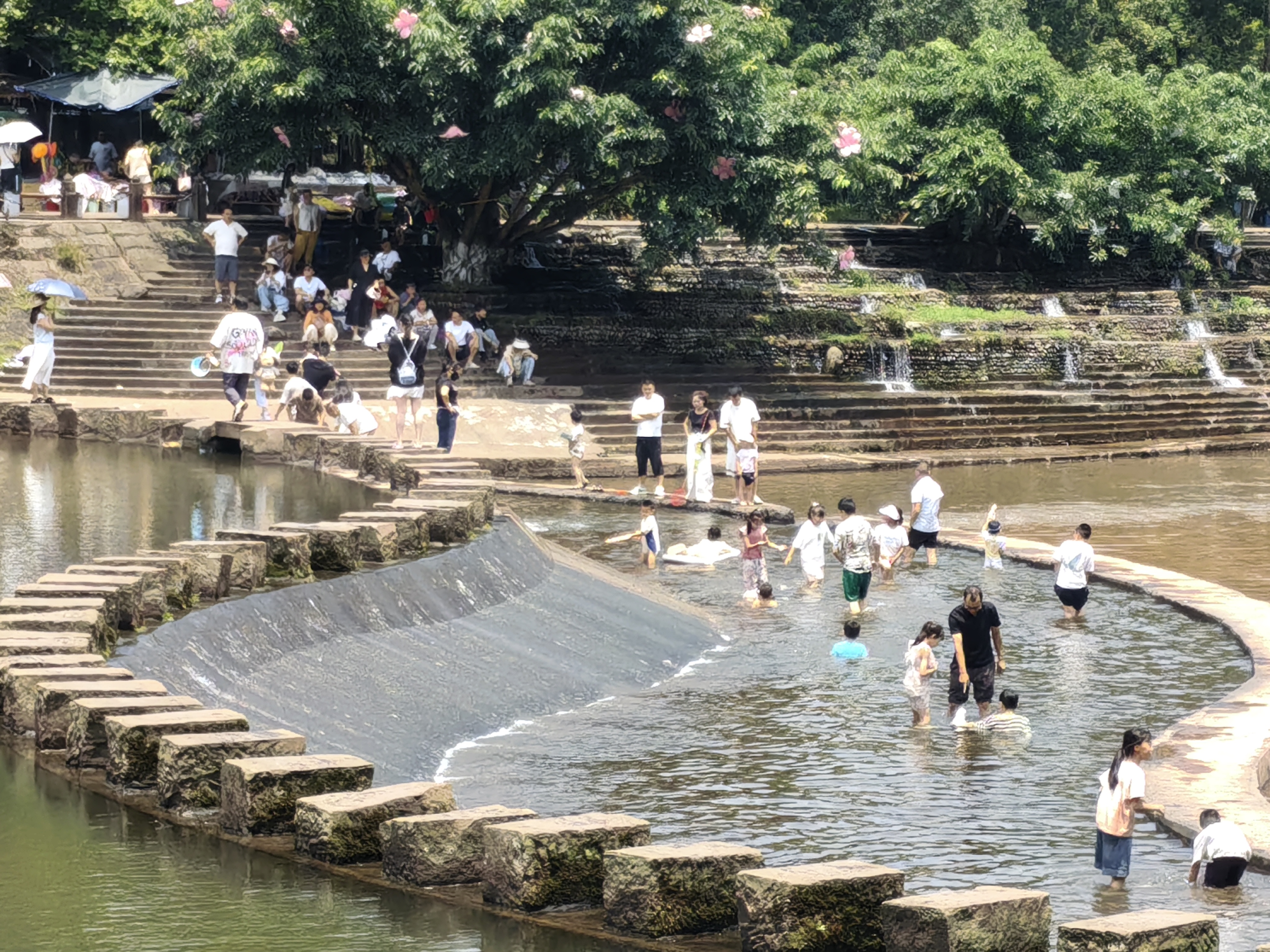 游客在柳江古镇玩水(杨璐 摄)