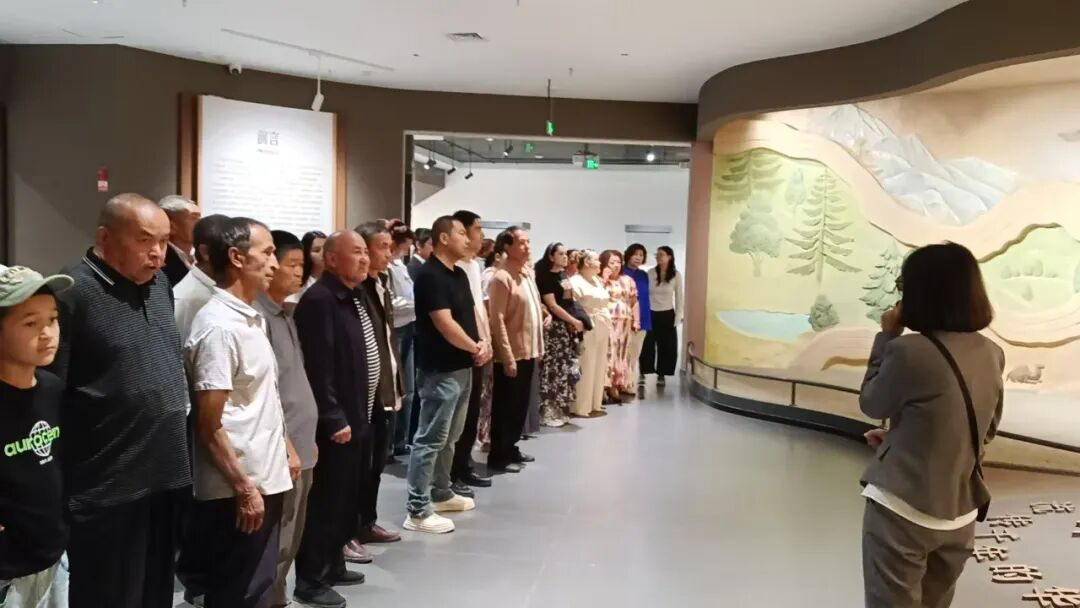 游客参观博物馆(阿卜杜艾则孜·图尔荪 摄)