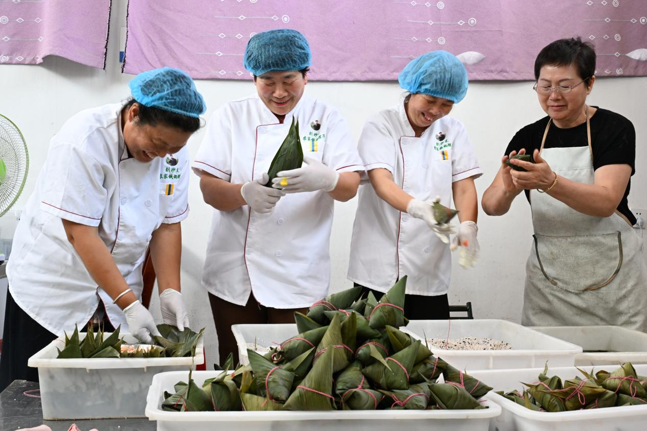 西七级东村村民包粽子 (张涛 摄)