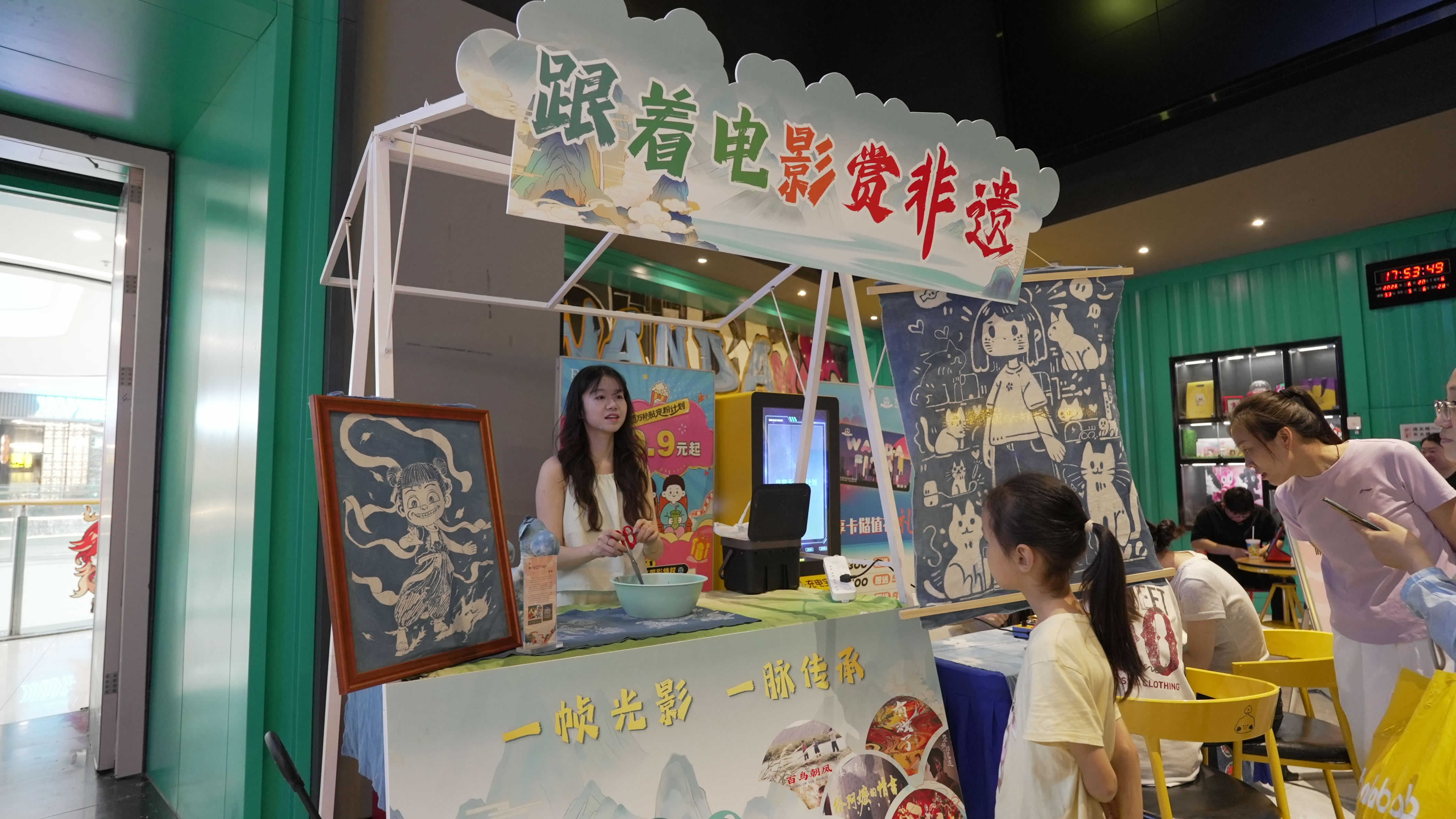 小朋友观看活动(朱申 摄)