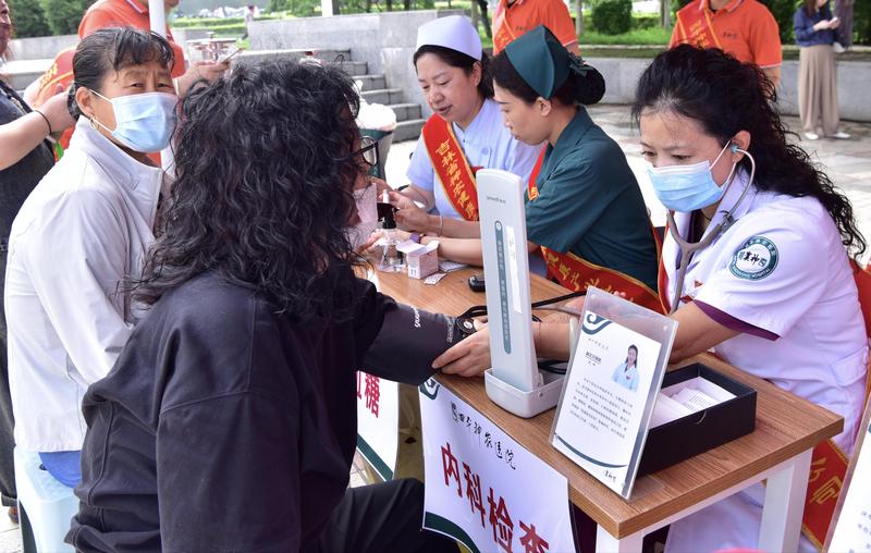 吉视传媒四平分公司举办“吉视传媒金橘老年尊享卡”发卡启动仪式(孙佳祺 摄)