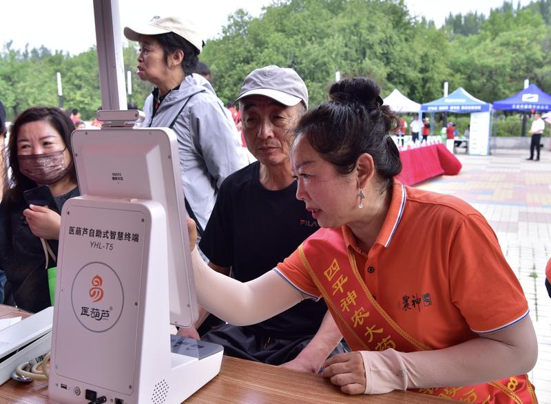 吉视传媒四平分公司举办“吉视传媒金橘老年尊享卡”发卡启动仪式(孙佳祺 摄 )