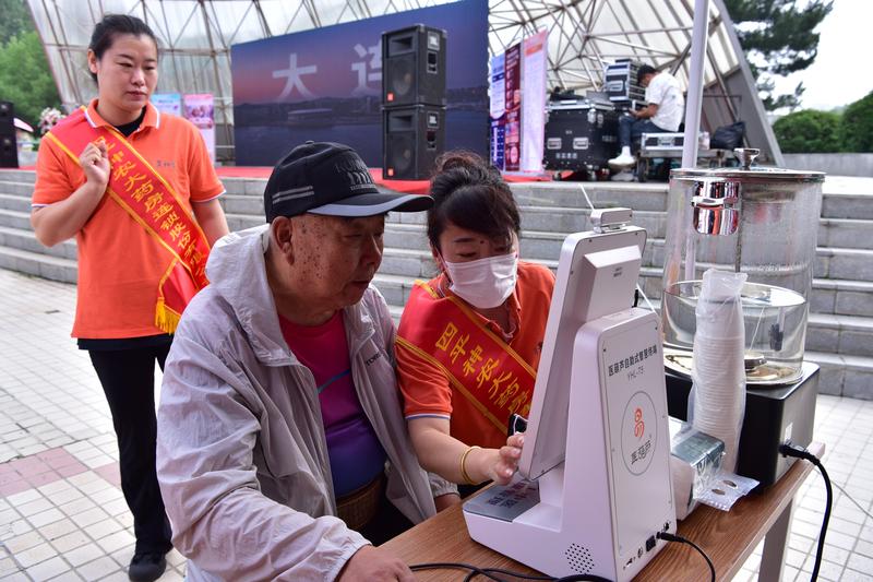 吉视传媒四平分公司举办“吉视传媒金橘老年尊享卡”发卡启动仪式(孙佳祺 摄 )