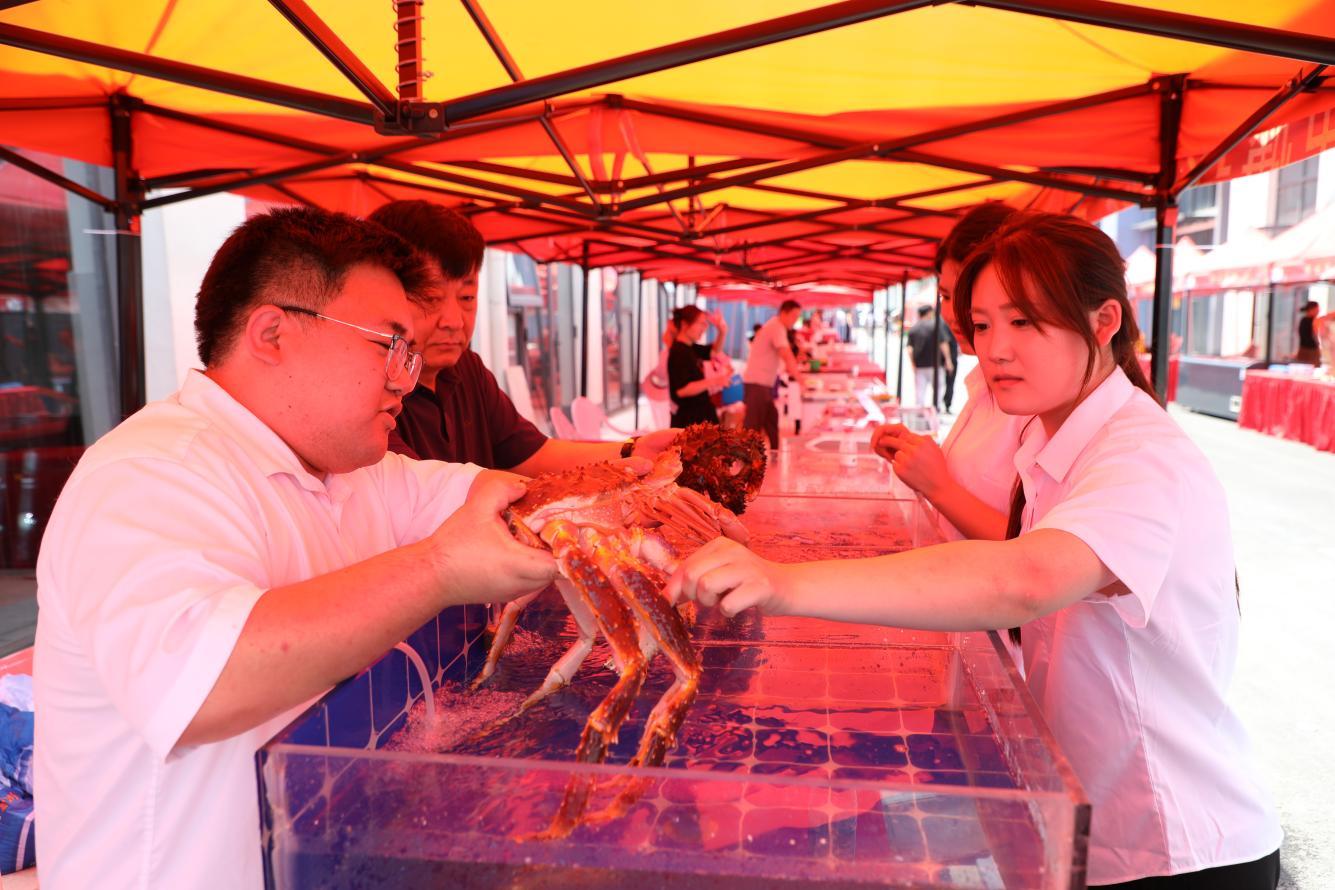 活动现场人头攒动,纷纷驻足挑选海鲜(王文帮 摄)